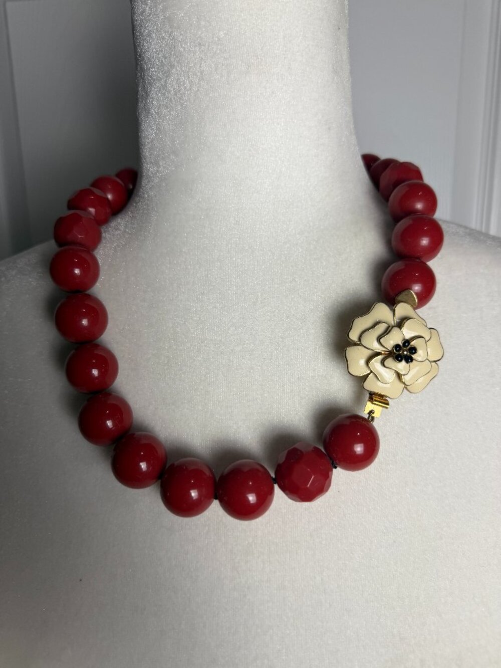 Stella & Dot Bloom Chunky Maroon Bead and Gardenia Flower Clasp Necklace